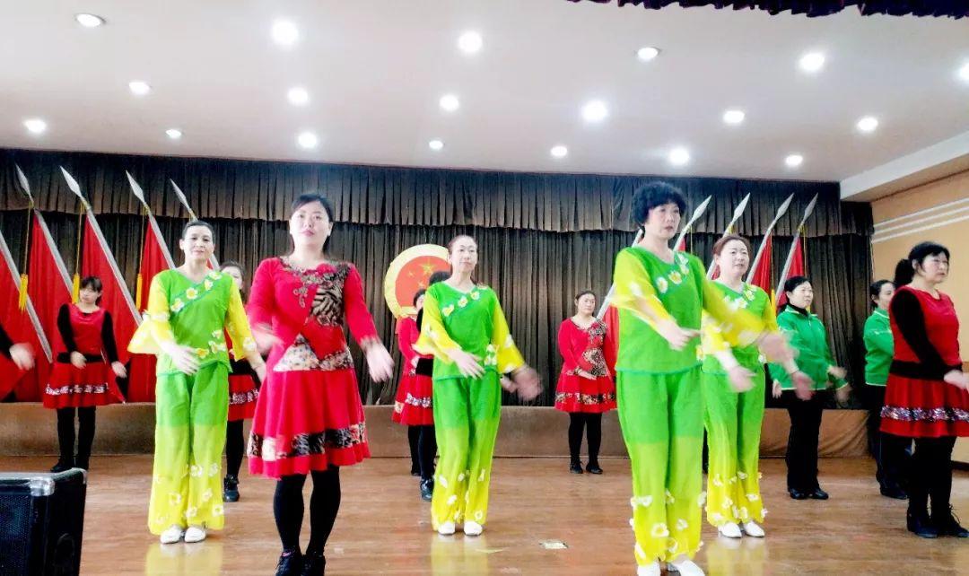最新广场舞歌曲，舞动生活的旋律旋律激情四溢，点燃广场舞之夜！